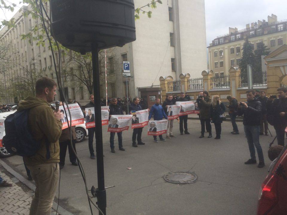 Порошенко, открой глаза. Под АП жители Донбасса требуют наказать местных сепаратистов - 42490 Порошенко, открой глаза. Под АП жители Донбасса требуют наказать местных сепаратистов - фото 42490