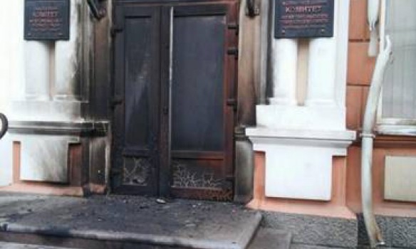 Ночью неизвестные пытались поджечь Мелитопольский горсовет - 47513 Ночью неизвестные пытались поджечь Мелитопольский горсовет - фото 47513