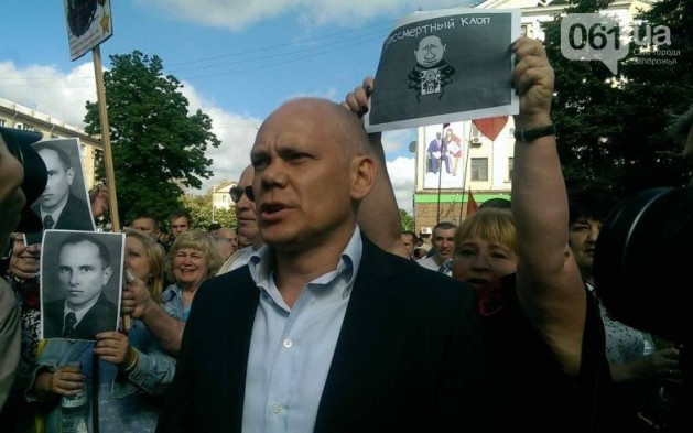 День победы в Запорожье: члены "Бессмертного полка" устроили провокации - 45626 День победы в Запорожье: члены "Бессмертного полка" устроили провокации - фото 45626