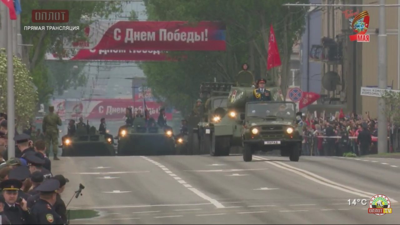 Театра абсурда в Донецке: 9 мая с советской символикой и огромным портретом царя (фото) - 45697 Театра абсурда в Донецке: 9 мая с советской символикой и огромным портретом царя (фото) - фото 45697