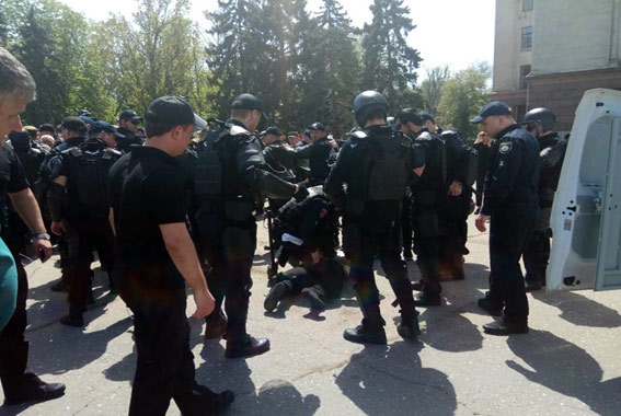 Первое задержание: на Куликовом поле в Одессе полицейские скрутили жителя Черноморска - 44718 Первое задержание: на Куликовом поле в Одессе полицейские скрутили жителя Черноморска - фото 44718