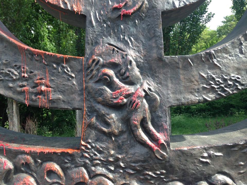 В Бабьем Яру неизвестные осквернили памятник жертв Холокоста - 48126 В Бабьем Яру неизвестные осквернили памятник жертв Холокоста - фото 48126