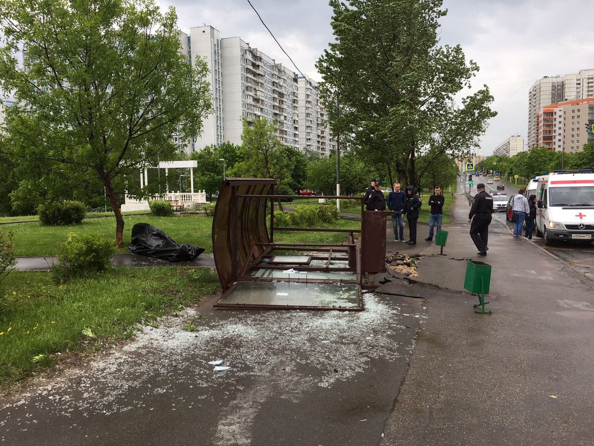 Ураган в Москве повредил Кремль и унес жизни 11 человек - 48720 Ураган в Москве повредил Кремль и унес жизни 11 человек - фото 48720