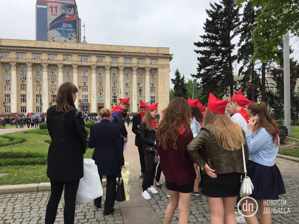 Театра абсурда в Донецке: 9 мая с советской символикой и огромным портретом царя (фото) - 45699 Театра абсурда в Донецке: 9 мая с советской символикой и огромным портретом царя (фото) - фото 45699