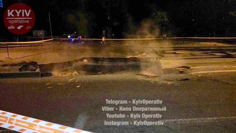 Ушел на дно: В Киеве провалился асфальт - 47242 Ушел на дно: В Киеве провалился асфальт - фото 47242