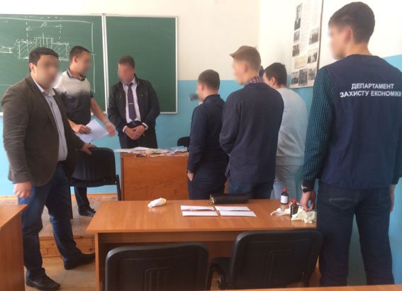 В Запорожье студенты сдали полиции доцента-взяточника - 46262 В Запорожье студенты сдали полиции доцента-взяточника - фото 46262