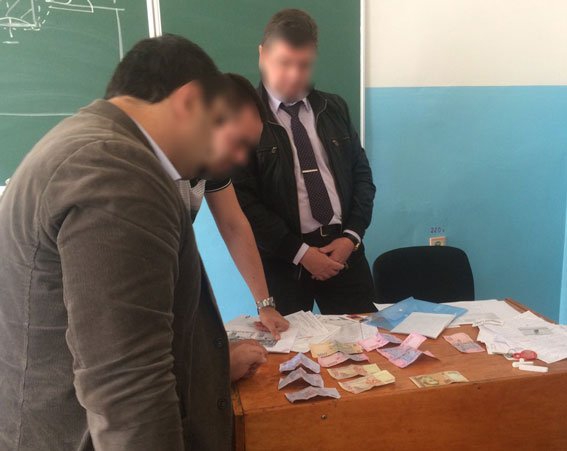 В Запорожье студенты сдали полиции доцента-взяточника - 46263 В Запорожье студенты сдали полиции доцента-взяточника - фото 46263