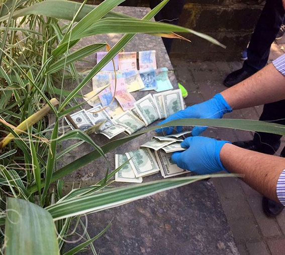 Группа чиновников во главе с мэром попалась на взятке в 4 тысячи долларов - 48733 Группа чиновников во главе с мэром попалась на взятке в 4 тысячи долларов - фото 48733