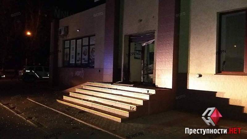 Неизвестные взорвали отделение банка в центре Николаева - 45913 Неизвестные взорвали отделение банка в центре Николаева - фото 45913