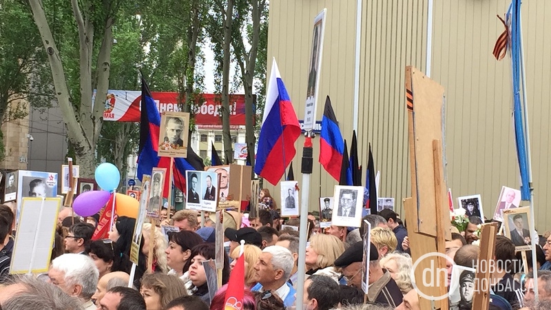 Театра абсурда в Донецке: 9 мая с советской символикой и огромным портретом царя (фото) - 45695 Театра абсурда в Донецке: 9 мая с советской символикой и огромным портретом царя (фото) - фото 45695