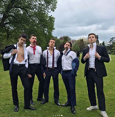 Младший сын Порошенко обнажил торс на выпускной фотосъемке - 45148 Младший сын Порошенко обнажил торс на выпускной фотосъемке - фото 45148