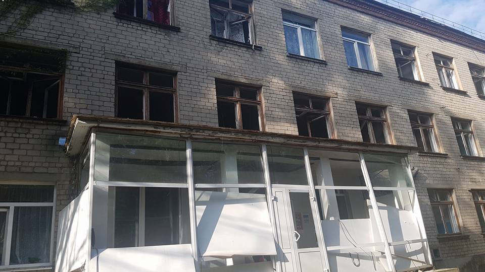 Жители Красногоровки показали жуткие фото обстрелянной боевиками больницы - 48204 Жители Красногоровки показали жуткие фото обстрелянной боевиками больницы - фото 48204