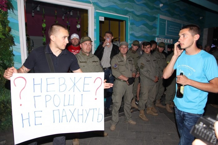 Протесты и потасовки. В Одессе отменили концерт Лободы - 48597 Протесты и потасовки. В Одессе отменили концерт Лободы - фото 48597
