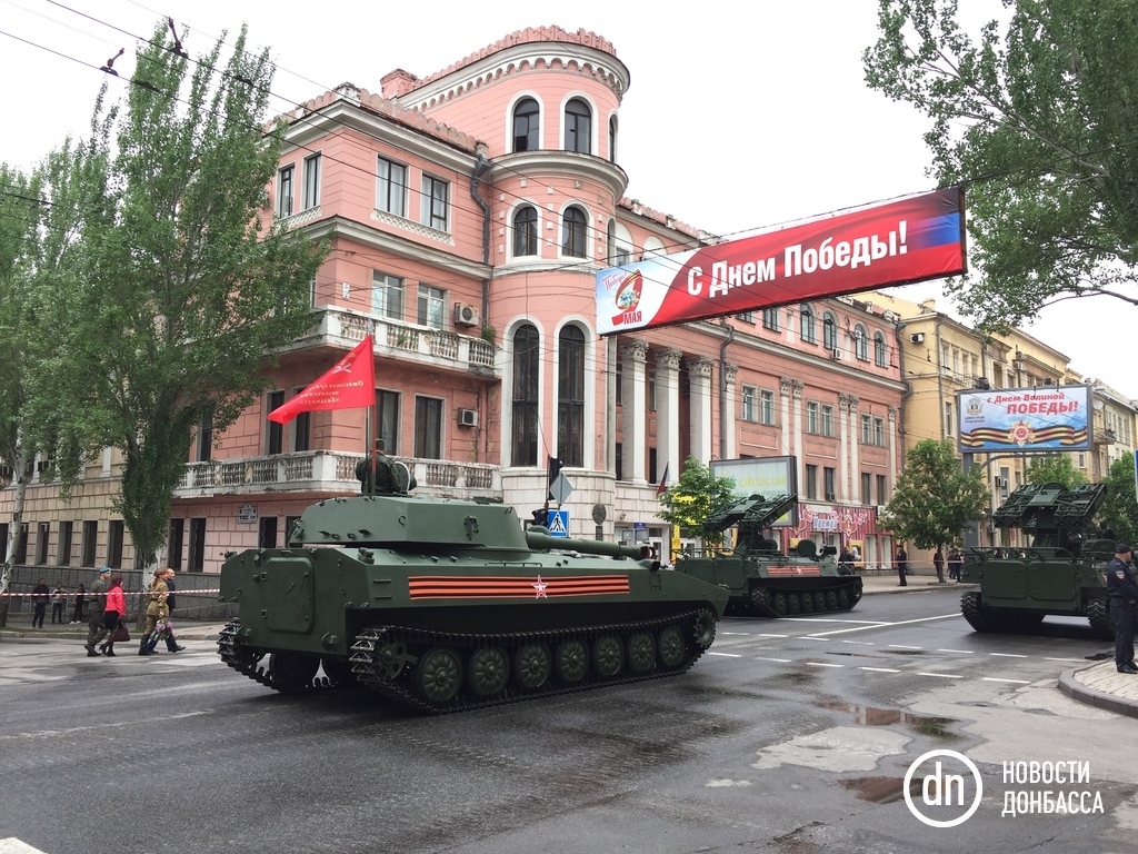 Театра абсурда в Донецке: 9 мая с советской символикой и огромным портретом царя (фото) - 45691 Театра абсурда в Донецке: 9 мая с советской символикой и огромным портретом царя (фото) - фото 45691