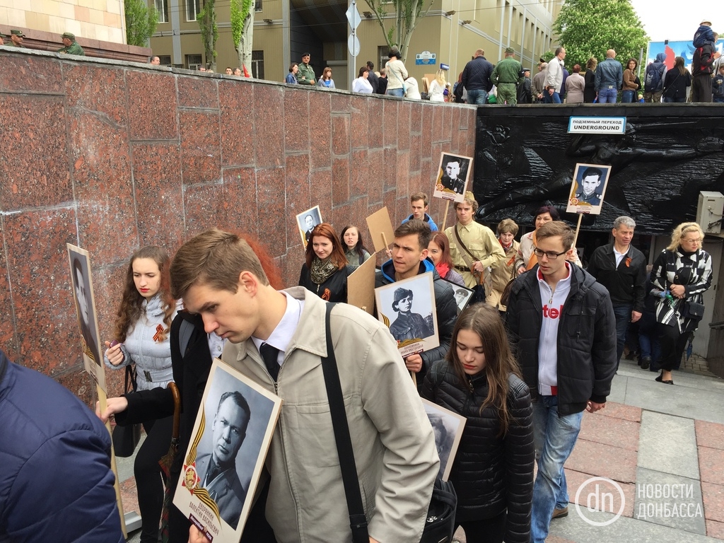 Театра абсурда в Донецке: 9 мая с советской символикой и огромным портретом царя (фото) - 45693 Театра абсурда в Донецке: 9 мая с советской символикой и огромным портретом царя (фото) - фото 45693
