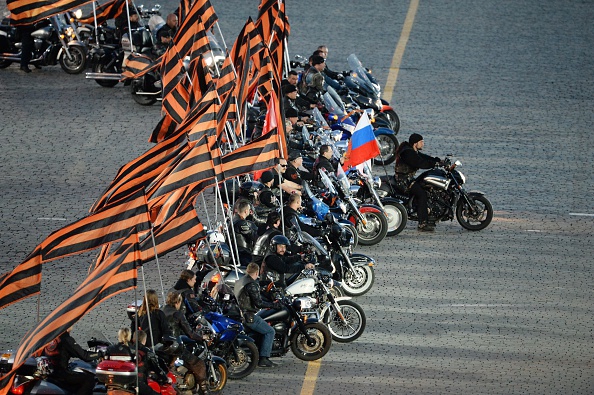 Путинская гвардия активно насаждает культ - фото 45617