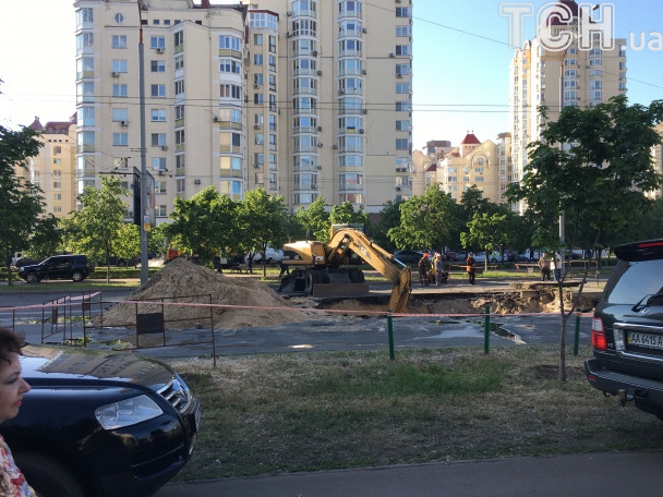 Ушел на дно: В Киеве провалился асфальт - 47243 Ушел на дно: В Киеве провалился асфальт - фото 47243