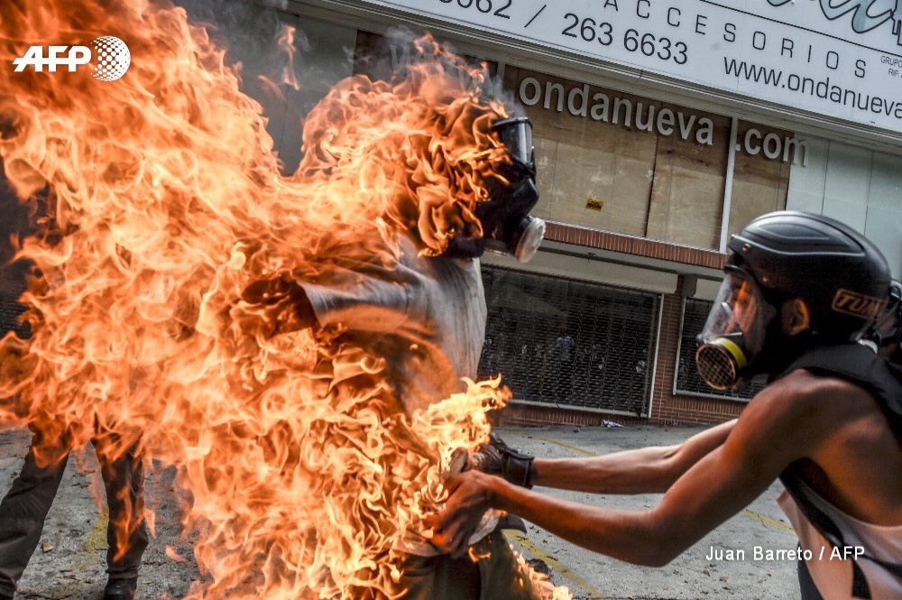 В Венесуэле в ходе массовых протестов погибли десятки людей - фото 44986