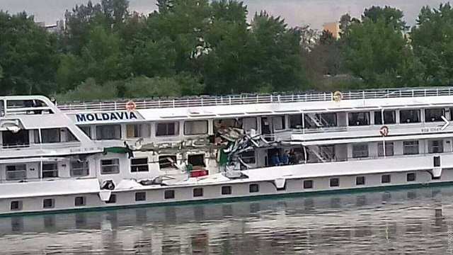 На Дунае столкнулись украинские баржа и пассажирский теплоход - 45351 На Дунае столкнулись украинские баржа и пассажирский теплоход - фото 45351