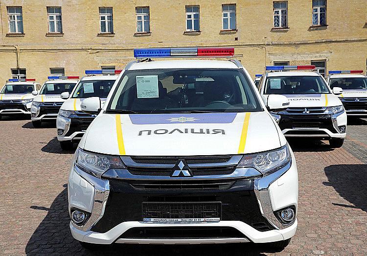 Уже не "Приусы": Япония передала полицейским 635 новеньких внедорожников - 48175 Уже не "Приусы": Япония передала полицейским 635 новеньких внедорожников - фото 48175