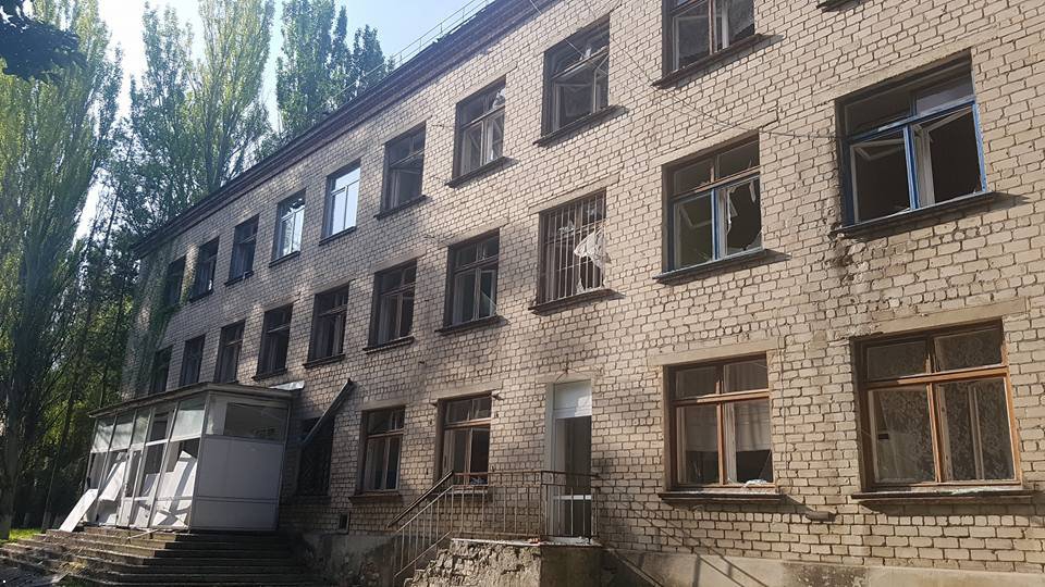 Жители Красногоровки показали жуткие фото обстрелянной боевиками больницы - 48203 Жители Красногоровки показали жуткие фото обстрелянной боевиками больницы - фото 48203
