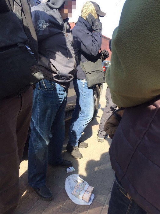 Начальник отдела ГФС в Киевской области попался на взятке в 400 тысяч гривен - 46348 Начальник отдела ГФС в Киевской области попался на взятке в 400 тысяч гривен - фото 46348