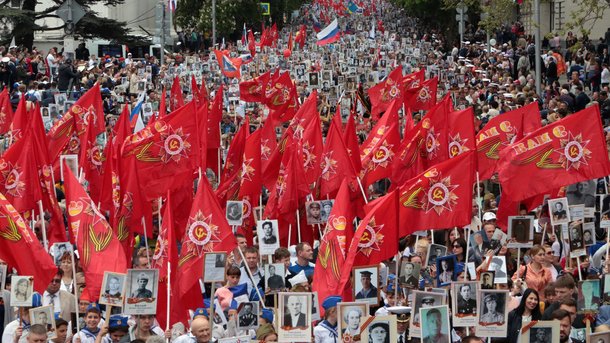 Советское мракобесие в Крыму: три парада и дети с портретами Сталина (видео) - 45703 Советское мракобесие в Крыму: три парада и дети с портретами Сталина (видео) - фото 45703