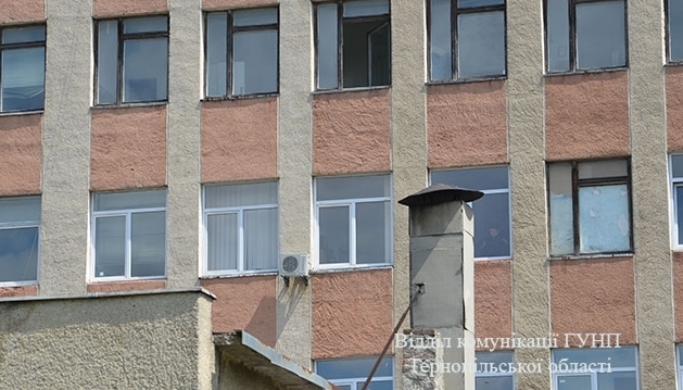 Побег из военкомата. В Тернополе призывник выпал с 5-го этажа - 46648 Побег из военкомата. В Тернополе призывник выпал с 5-го этажа - фото 46648