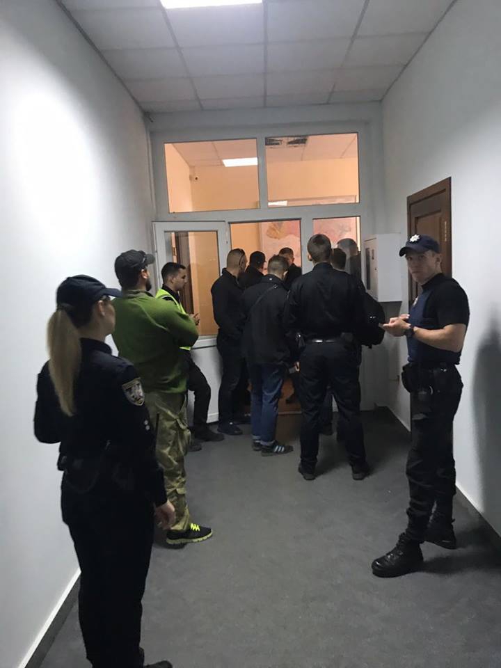 В Киеве захватили кабинет главы Госгеонедра, Кабмин "прислал" нового главу - 48105 В Киеве захватили кабинет главы Госгеонедра, Кабмин "прислал" нового главу - фото 48105