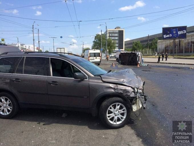 В Харькове "скорая" попадала в ДТП, есть пострадавшие - 50229 В Харькове "скорая" попадала в ДТП, есть пострадавшие - фото 50229