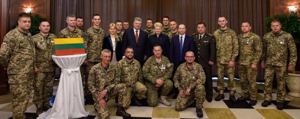 Украинские бойцы сделали необычный подарок Президенту Литвы - 50852 Украинские бойцы сделали необычный подарок Президенту Литвы - фото 50852