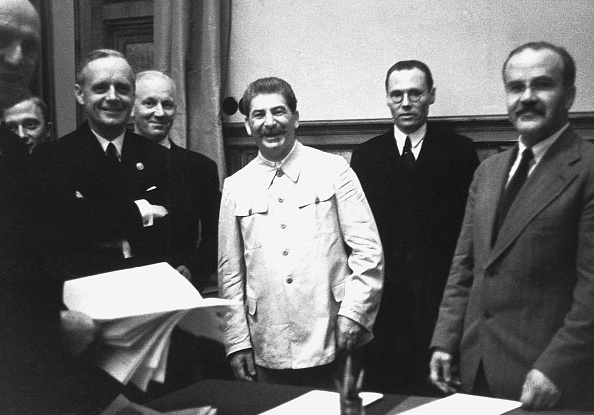 Улыбающийся Сталин и довольный подручный Гитлера фон Риббентроп - фото 53055