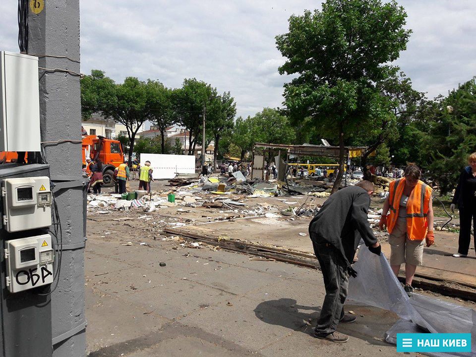 В Киеве Контрактовую площадь очистили от МАФов (фото) - 51786 В Киеве Контрактовую площадь очистили от МАФов (фото) - фото 51786