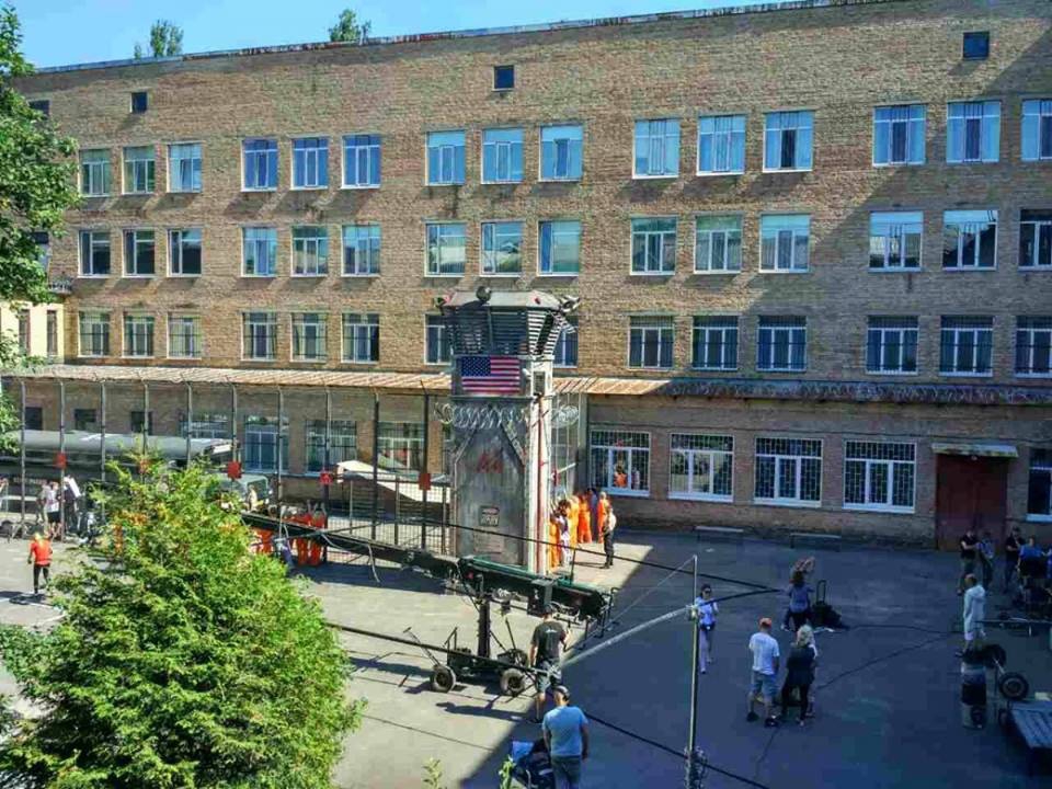 Киевская школа стала декорацией для съемок американской женской тюрьмы - 50115 Киевская школа стала декорацией для съемок американской женской тюрьмы - фото 50115
