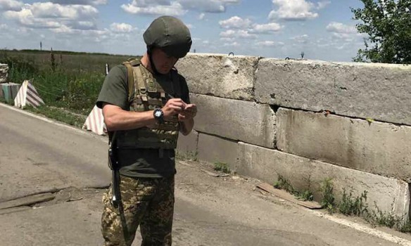 Футболисты Федецкий и Кополовец под носом у боевиков сыграли матч с военными - 53123 Футболисты Федецкий и Кополовец под носом у боевиков сыграли матч с военными - фото 53123