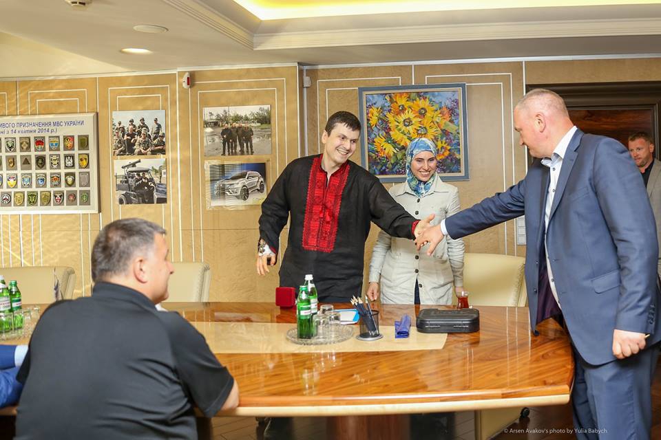 Аваков наградил Окуеву новым оружием, а Осмаева – "специальными" часами - 50463 Аваков наградил Окуеву новым оружием, а Осмаева – "специальными" часами - фото 50463