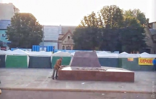 Декоммунизация: Под Одессой снесли памятник известному большевику - 50978 Декоммунизация: Под Одессой снесли памятник известному большевику - фото 50978