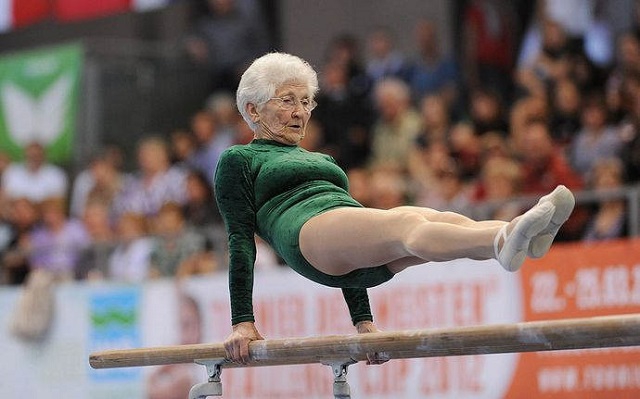 91-летняя гимнастка взорвала Youtubе невероятными кульбитами - 53305 91-летняя гимнастка взорвала Youtubе невероятными кульбитами - фото 53305