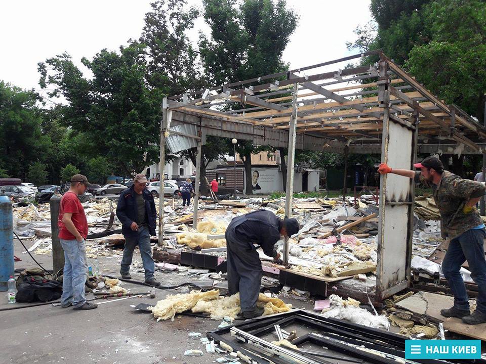 В Киеве Контрактовую площадь очистили от МАФов (фото) - 51791 В Киеве Контрактовую площадь очистили от МАФов (фото) - фото 51791