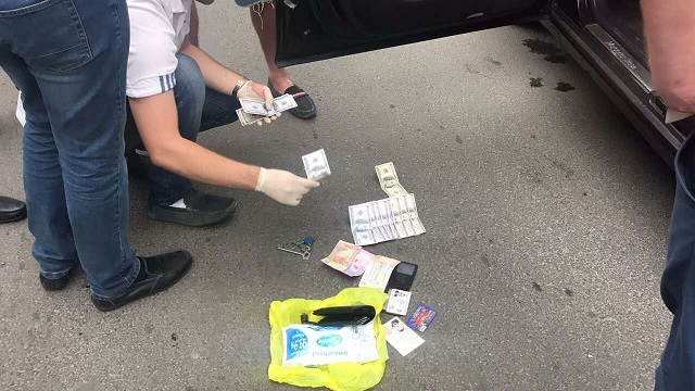 Злоумышленниказадержали возле горотдела - 54574 Злоумышленниказадержали возле горотдела - фото 54574