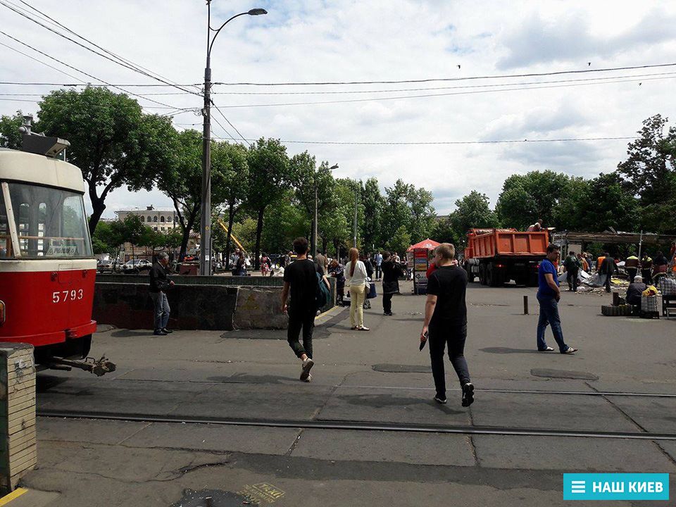 В Киеве Контрактовую площадь очистили от МАФов (фото) - 51789 В Киеве Контрактовую площадь очистили от МАФов (фото) - фото 51789