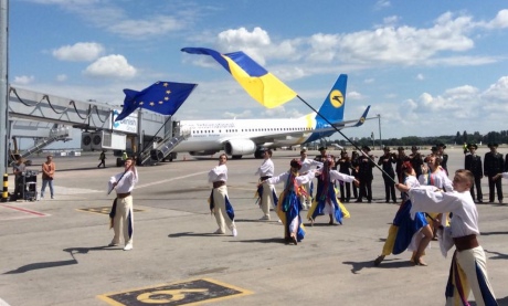 В одном из киевских аэропортов ярко празднуют безвиз в Украине - 50965 В одном из киевских аэропортов ярко празднуют безвиз в Украине - фото 50965