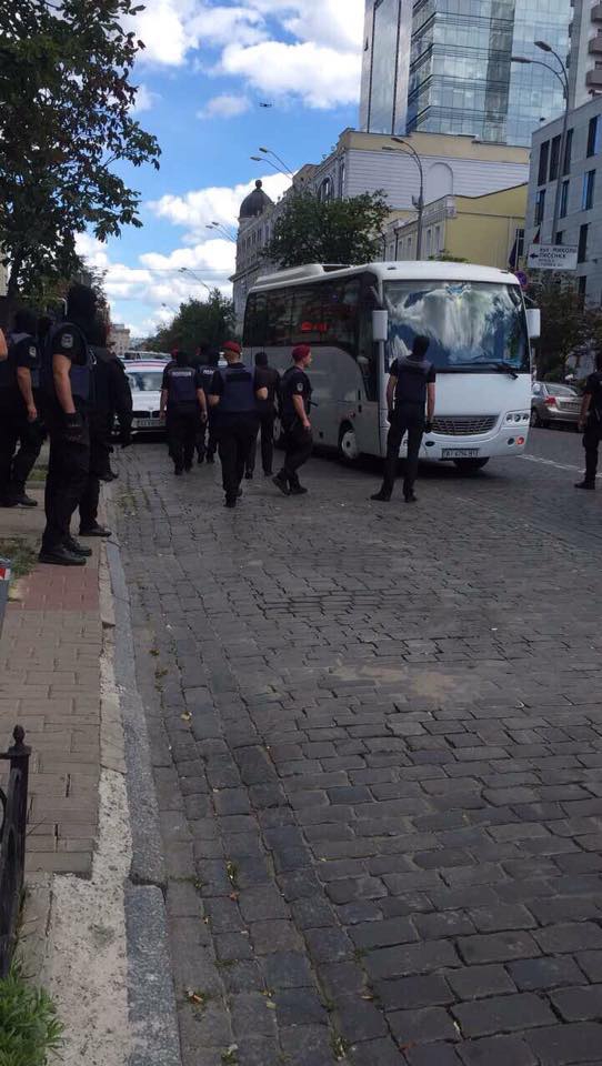 Возле посольства Германии в Киеве задержали провокаторов - 56329 Возле посольства Германии в Киеве задержали провокаторов - фото 56329