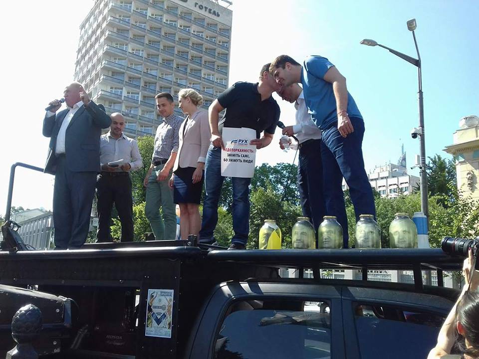 Митинг под Радой: Требуют лишить 6 депутатов неприкосновенности - 56978 Митинг под Радой: Требуют лишить 6 депутатов неприкосновенности - фото 56978