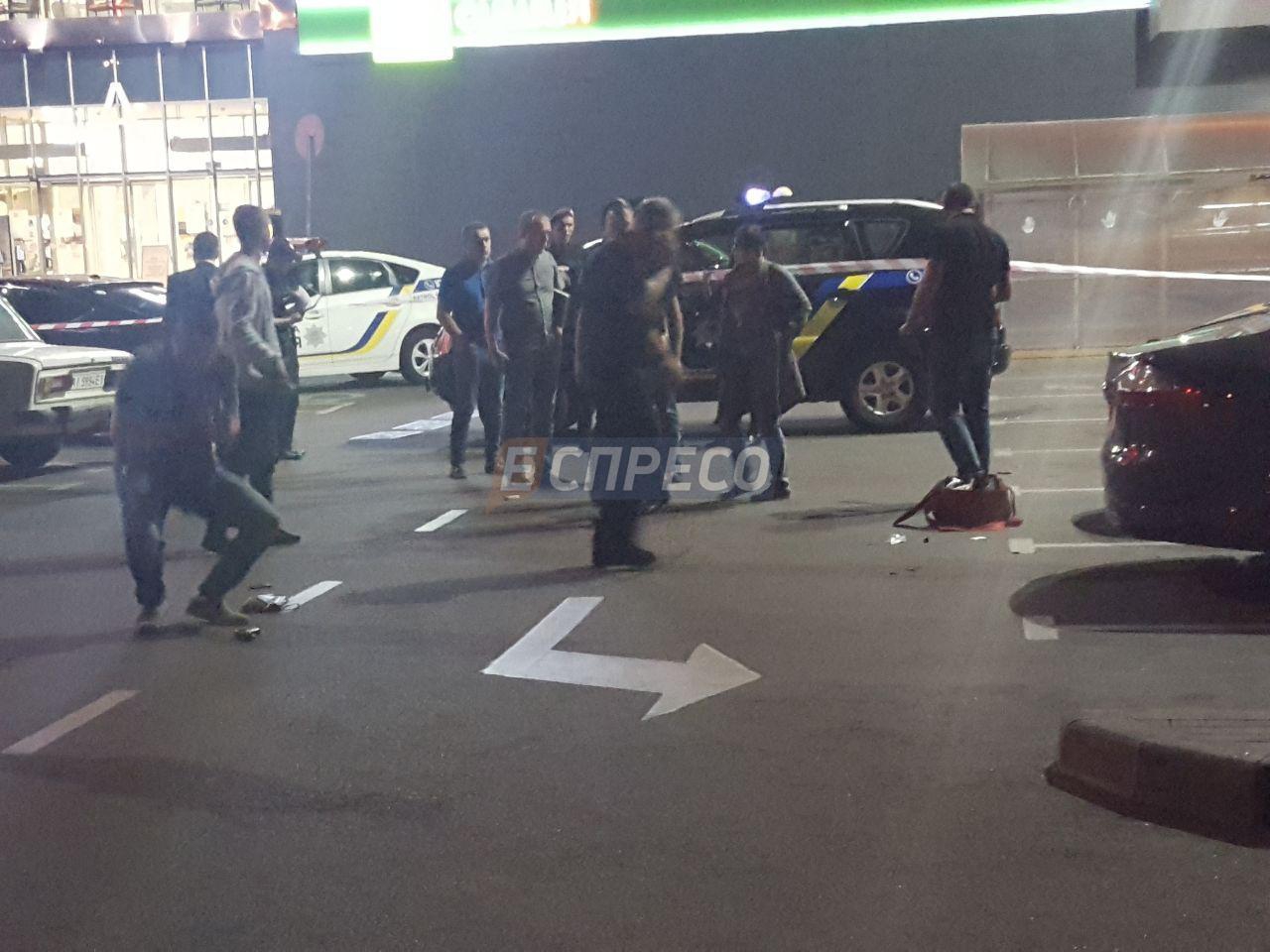 Мужчину расстреляли из автомата возле метро "Черниговская" в Киеве - 59189 Мужчину расстреляли из автомата возле метро "Черниговская" в Киеве - фото 59189