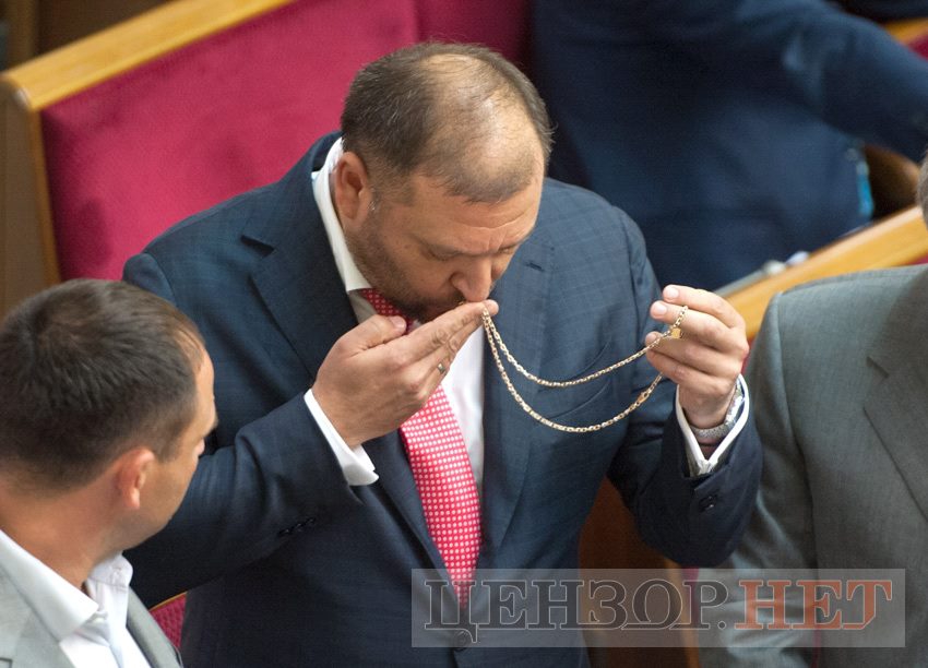 Михаил Добкин снимает крест и отдает брату - 57857 Михаил Добкин снимает крест и отдает брату - фото 57857