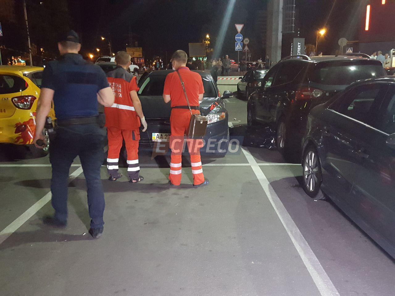 Мужчину расстреляли из автомата возле метро "Черниговская" в Киеве - 59201 Мужчину расстреляли из автомата возле метро "Черниговская" в Киеве - фото 59201