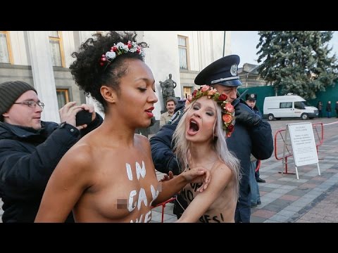 Во время встречи Порошенко и Лукашенко активистка оголила грудь и кричала лозунги (видео) - 59661 Во время встречи Порошенко и Лукашенко активистка оголила грудь и кричала лозунги (видео) - фото 59661