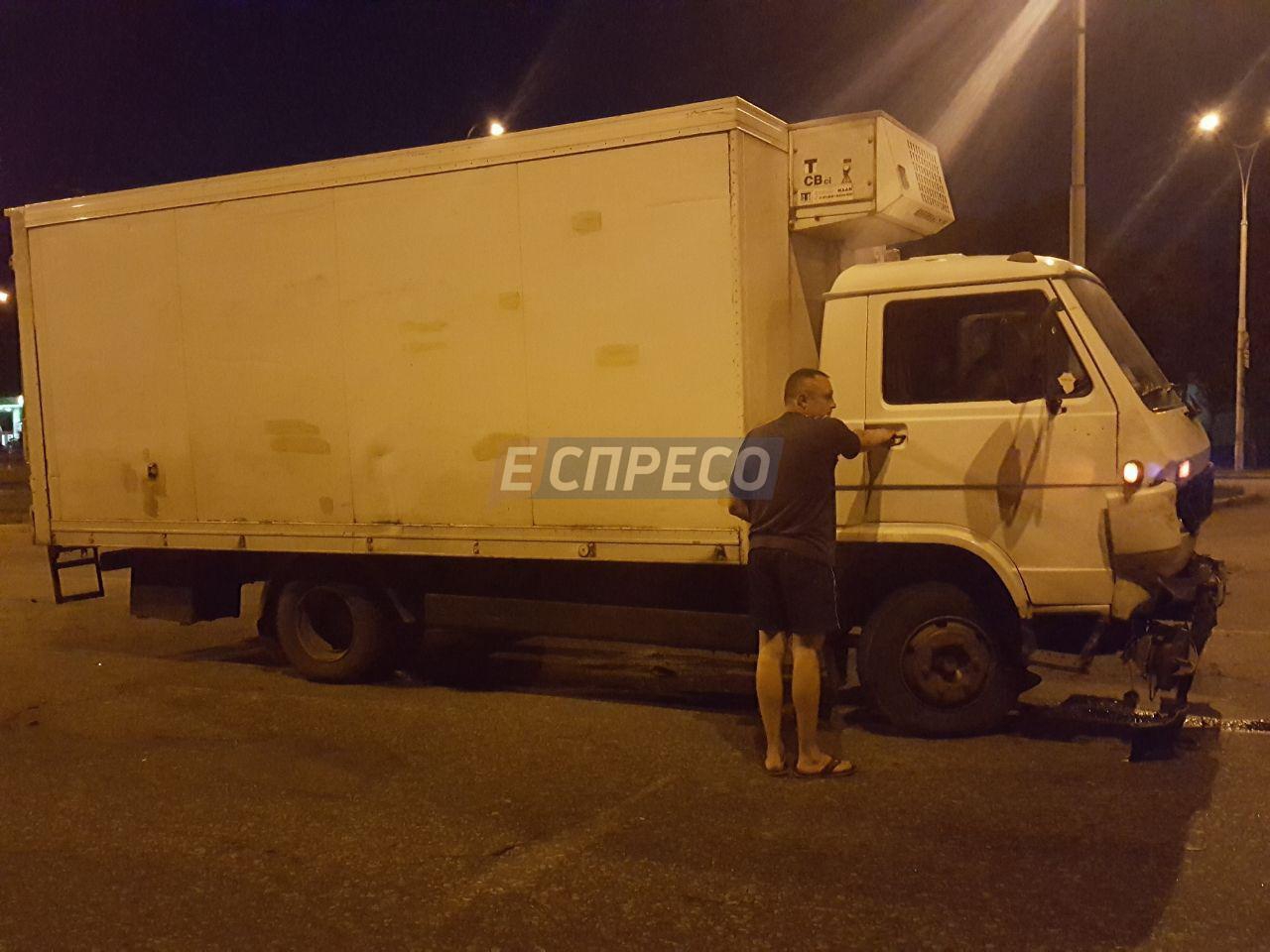 Грузовик одним ударом смял полицейский Prius - 59489 Грузовик одним ударом смял полицейский Prius - фото 59489