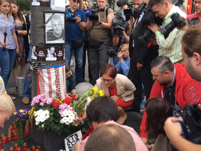 Мэри Йованович на акции "Кто убил Павла?" - 59238 Мэри Йованович на акции "Кто убил Павла?" - фото 59238